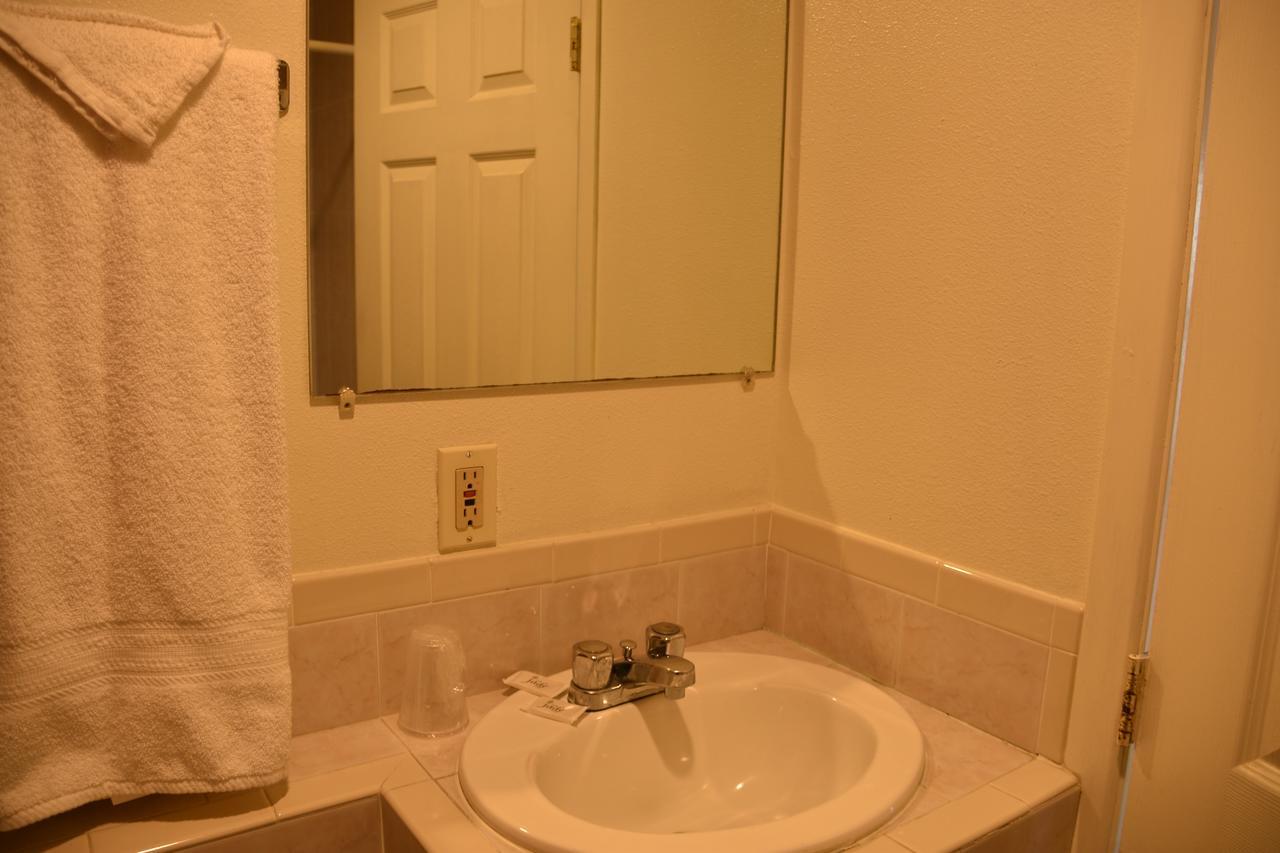 Baycities Motel *